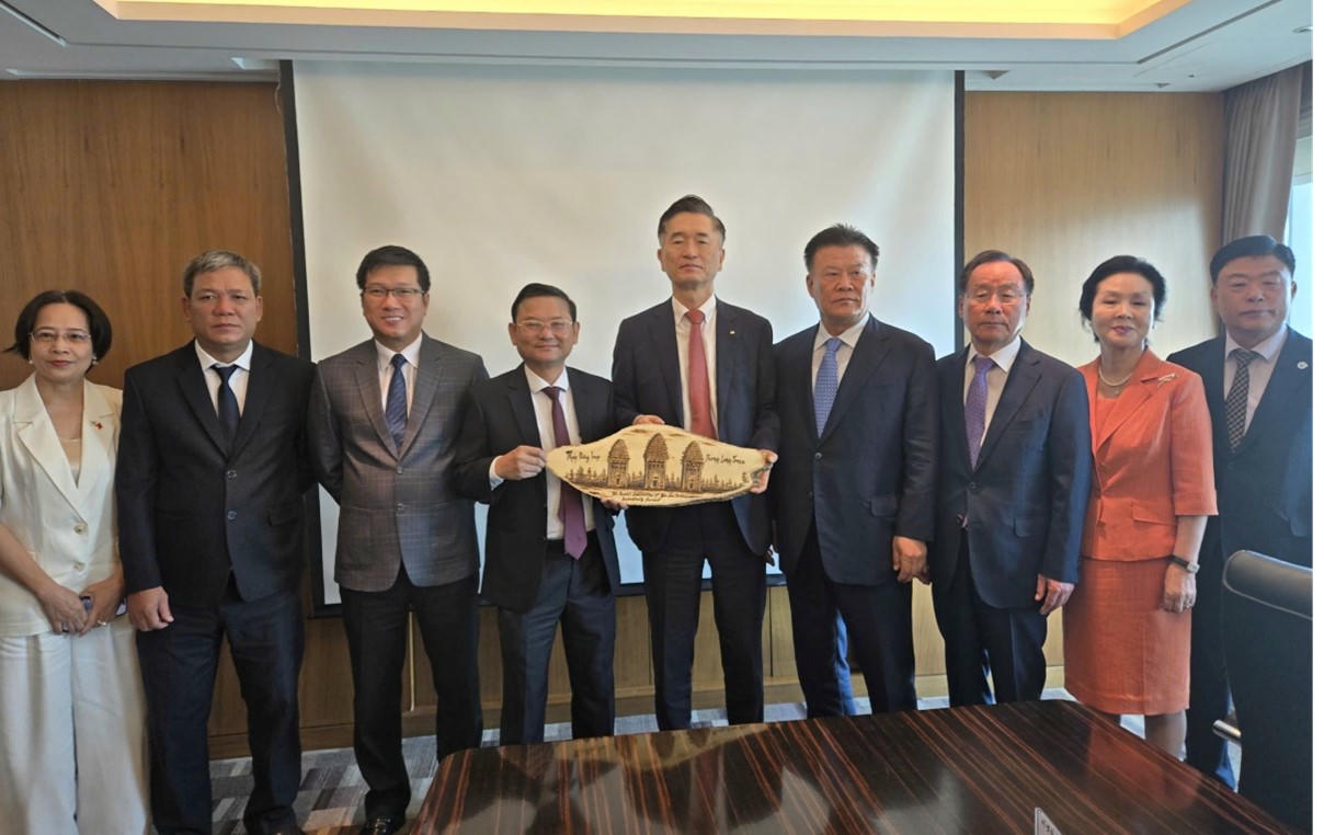 Ông Nguyễn Tự Công Hoàng, Phó Chủ tịch UBND tỉnh Gia Lai (thứ tư từ trái qua) tặng quà kỷ niệm cho đối tác Hàn Quốc.