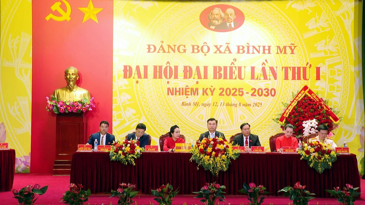 Đoàn Chủ tịch điều hành tại Đại hội đại biểu Đảng bộ xã Bình Mỹ lần thứ I.