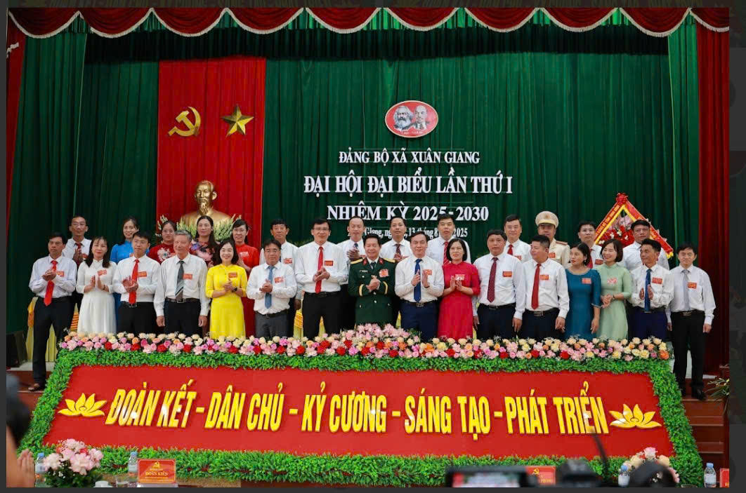  Đại tá Trịnh Hồng Phong, Ủy viên Ban Thường vụ tỉnh ủy, Chỉ huy trưởng Bộ CHQS tỉnh Ninh Bình chúc mừng Đại hội.