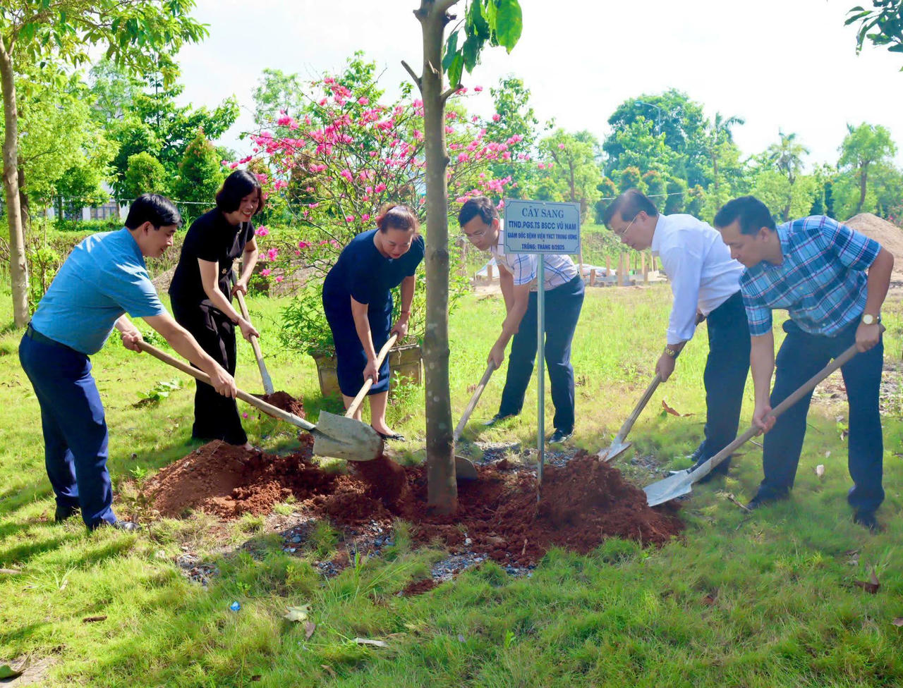 Đoàn công tác trồng cây lưu niệm trong khuôn viên Bệnh viện YHCT tỉnh Lào Cai.