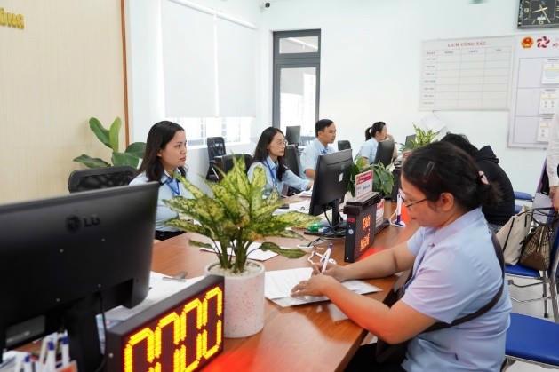 Người dân tham gia khảo sát tại Trung tâm hành chính công phường An Cựu. (Ảnh: Bộ KH&CN)
