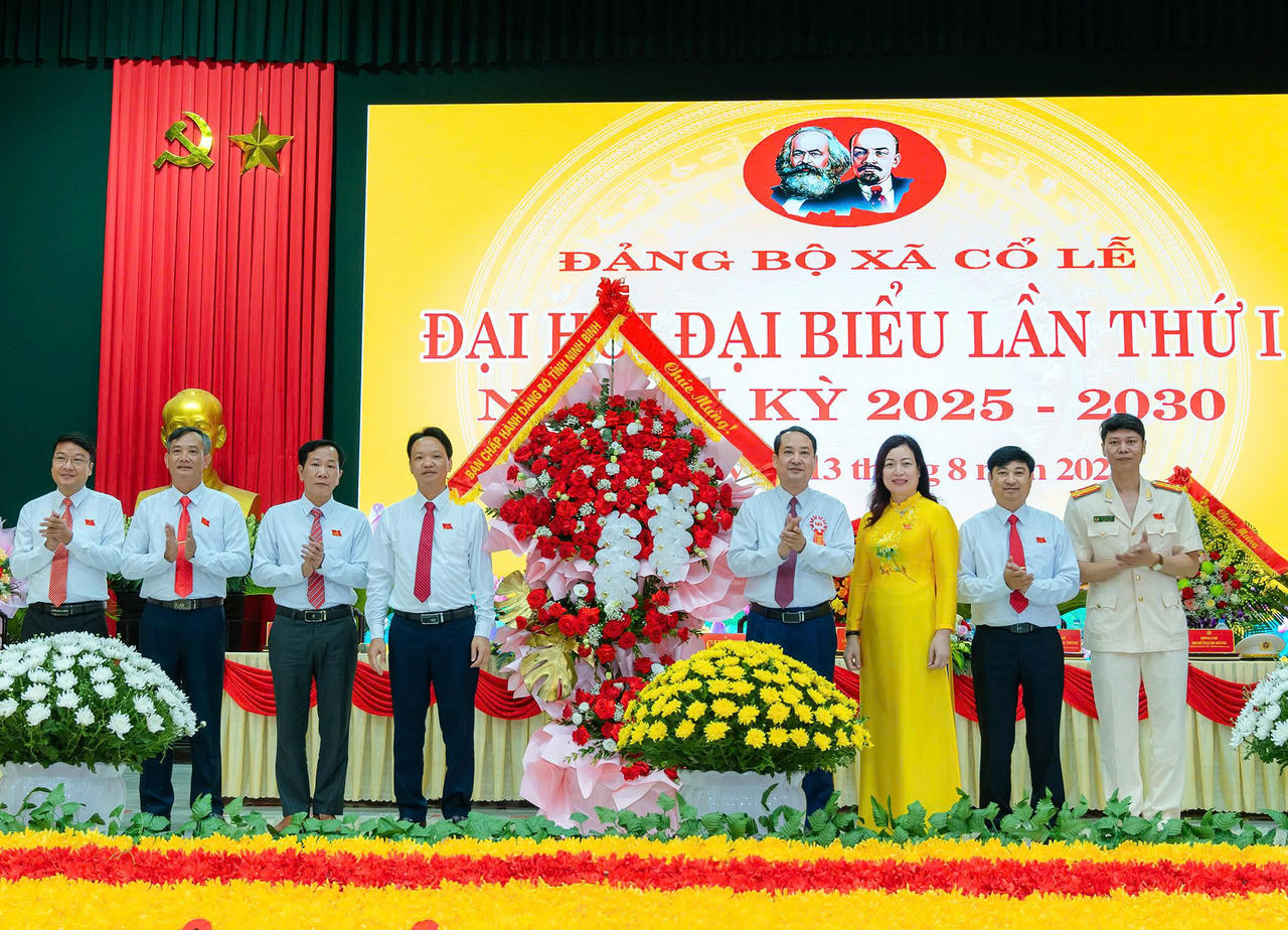 Đồng chí Mai Văn Tuất, Phó Bí thư Tỉnh ủy, Chủ tịch Ủy ban MTTQ Việt Nam tỉnh tặng hoa chúc mừng Đại hội.