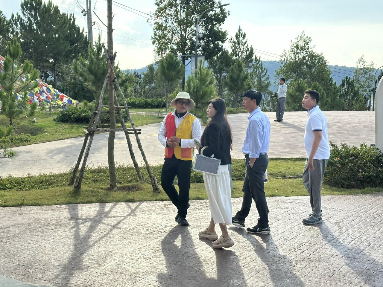 Hướng dẫn viên du lịch Ya Uy giới thiệu về Samten Hills Đà Lạt cho du khách.