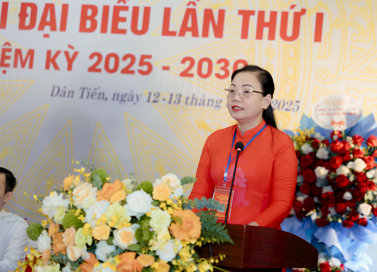 Bà Vũ Thị Huệ, Bí thư Đảng bộ xã Dân Tiến phát biểu khai mạc Đại hội.