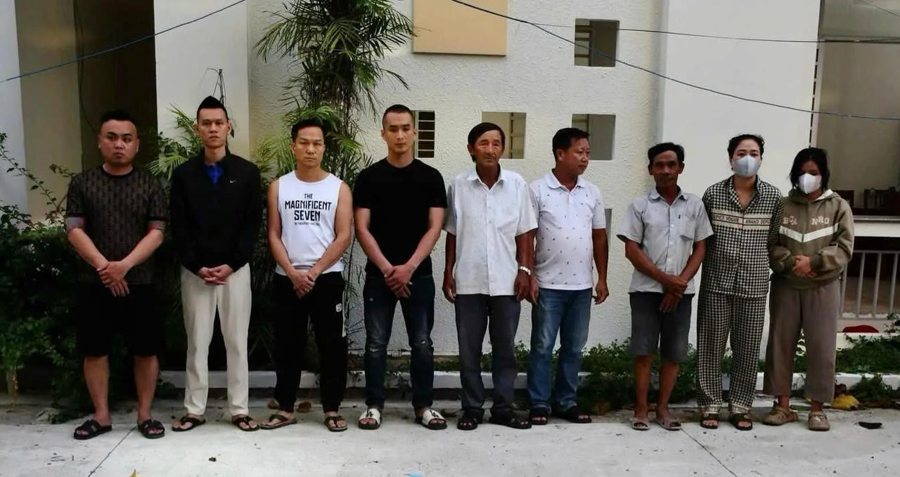 Nguyễn Đại Việt (thứ 4 từ trái qua) cùng các đối tượng trong chuyên án.