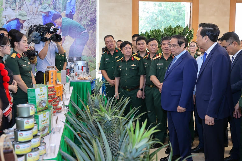 Thủ tướng thăm các gian hàng trưng bày sản phẩm nông nghiệp của các địa phương, đơn vị -  Ảnh: VGP/Nhật Bắc