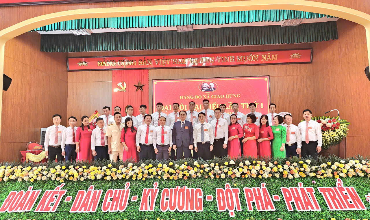 Đồng chí Đặng Xuân Nguyên, Tỉnh uỷ viên, Chánh Văn phòng UBND tỉnh tặng hoa chúc mừng Đại hội.