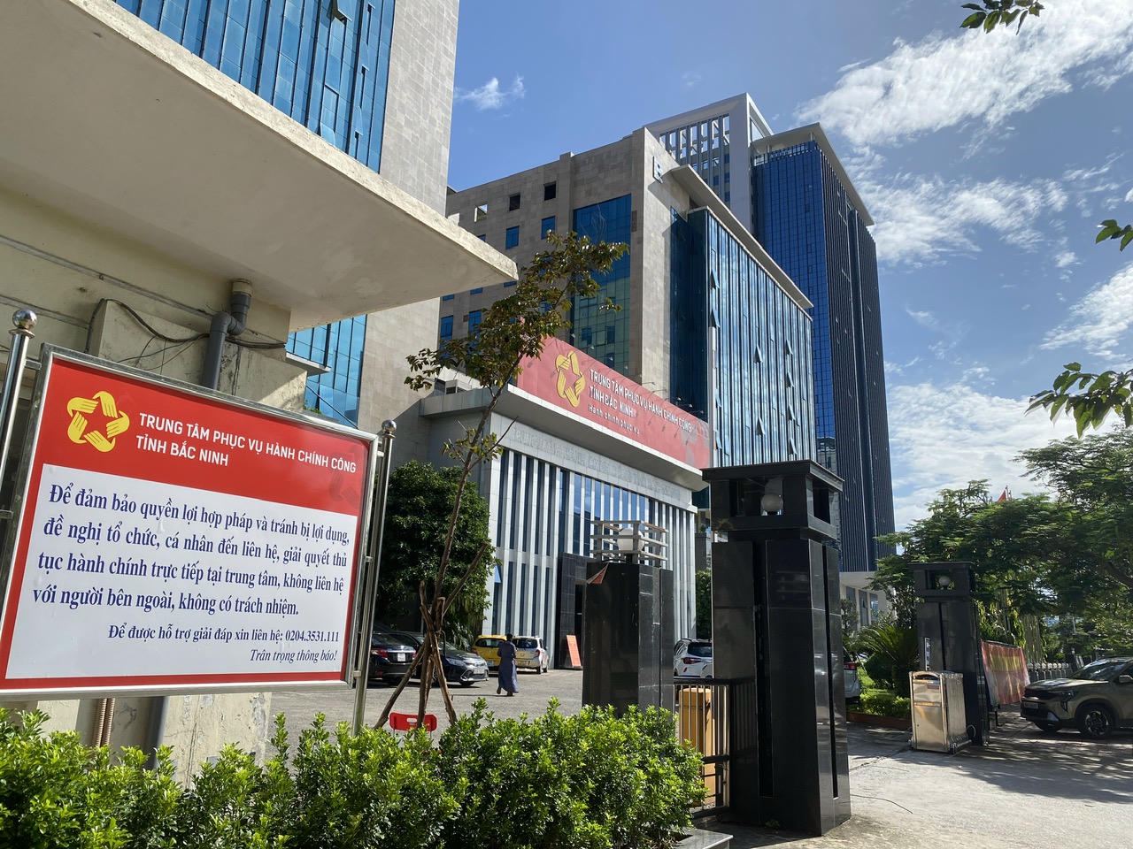 Chính quyền khuyến cáo người dân không liên hệ với người không có trách khi thực hiện các thủ tục hành chính.