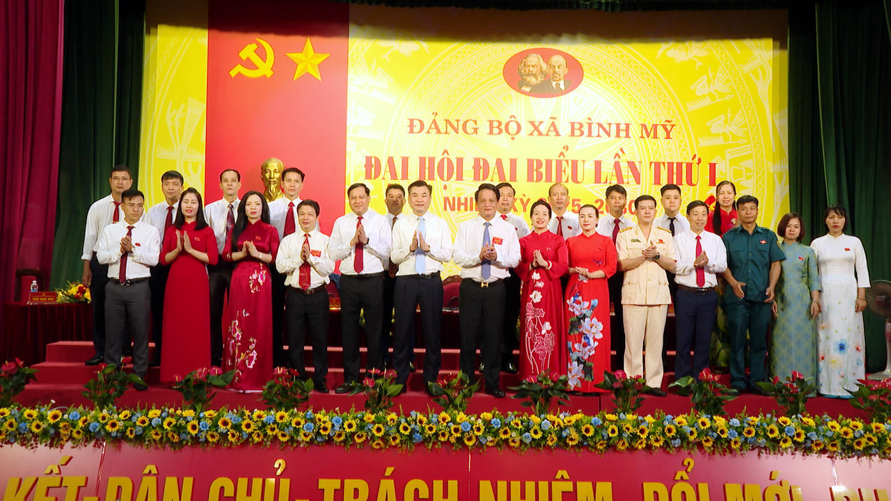 Ông Đào Đình Tùng - Ủy viên Ban Thường vụ Tỉnh ủy, Bí thư Đảng ủy, Chủ tịch HĐND phường Phủ Lý chụp ảnh lưu niệm với Ban Chấp hành Đảng bộ xã Bình Mỹ nhiệm kỳ 2025 - 2030.