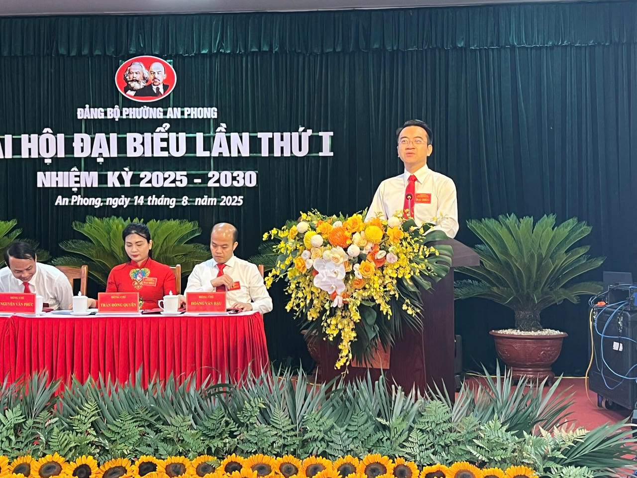 Bí thư Đảng uỷ, Chủ tịch HĐND phường An Phong Lê Khắc Nguyên Anh phát biểu tại Đại hội.
