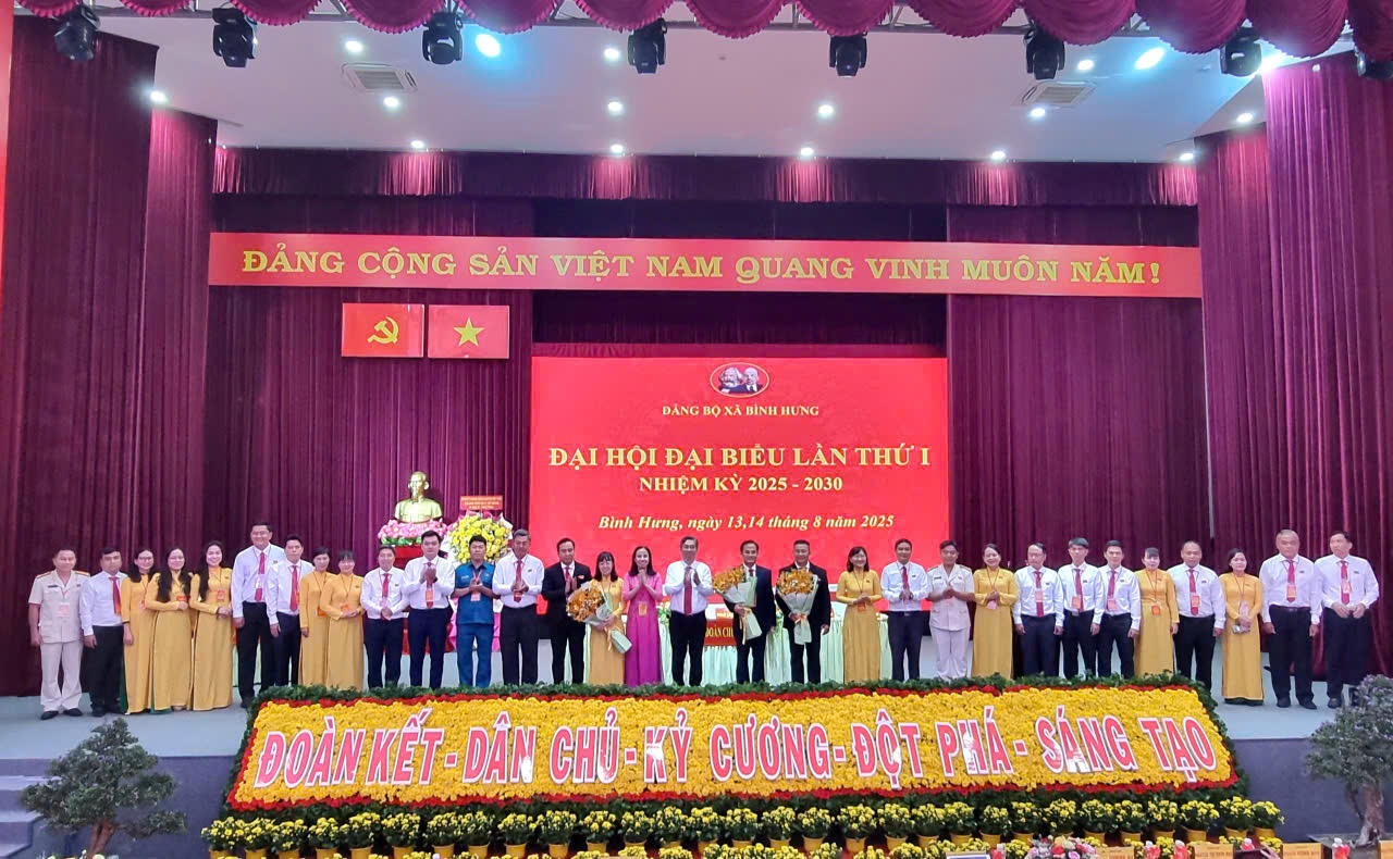 Phó Bí thư Thành ủy TP. Hồ Chí Minh Nguyễn Phước Lộc chúc mừng Ban Chấp hành Đảng bộ xã Bình Hưng nhiệm kỳ 2025 - 2030.