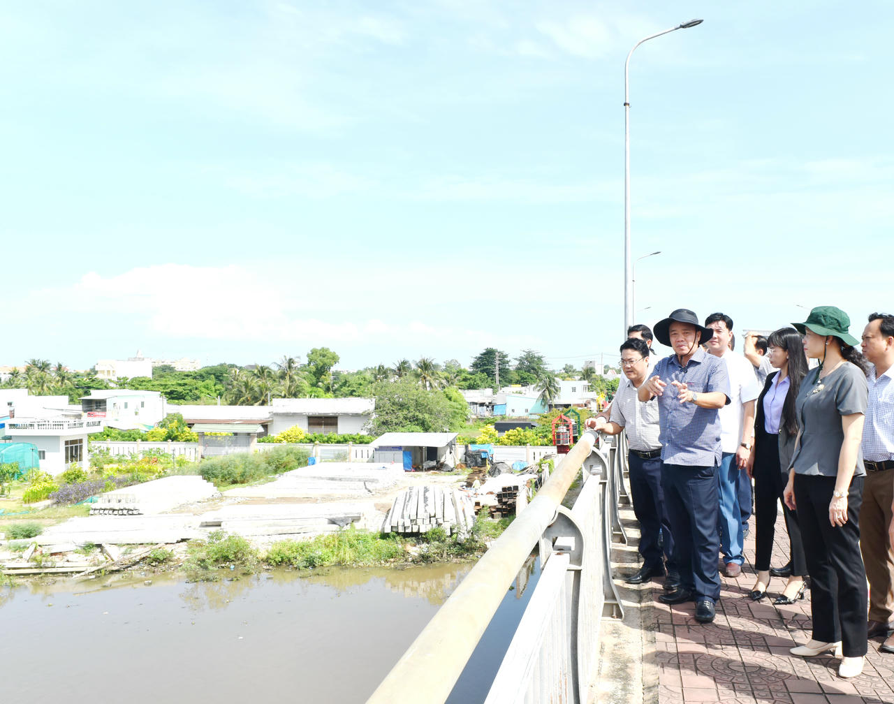 Ông Huỳnh Quốc Việt - Phó Bí thư Thường trực Tỉnh ủy Cà Mau, cùng các thành viên Tổ công tác số 02 đã kiểm tra thực tế tuyến kè sông Bạc Liêu, đoạn qua phường Bạc Liêu và phường Vĩnh Trạch.