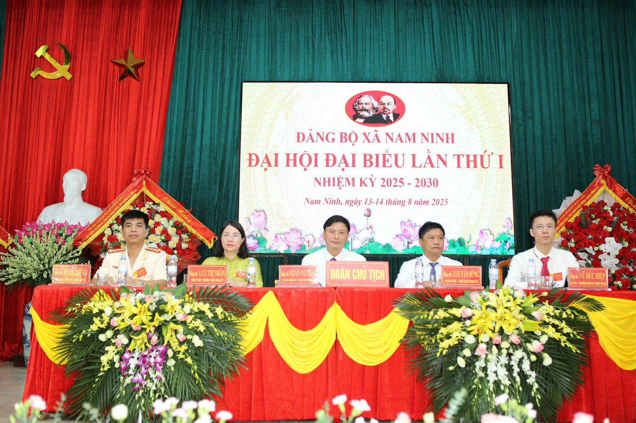 Đoàn Chủ tịch điều hành Đại hội.