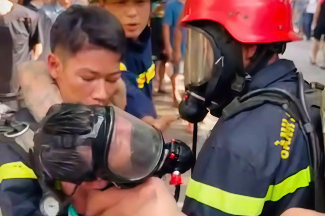 Cứu người đàn ông nghi phóng hỏa đốt nhà rồi mắc kẹt bên trong