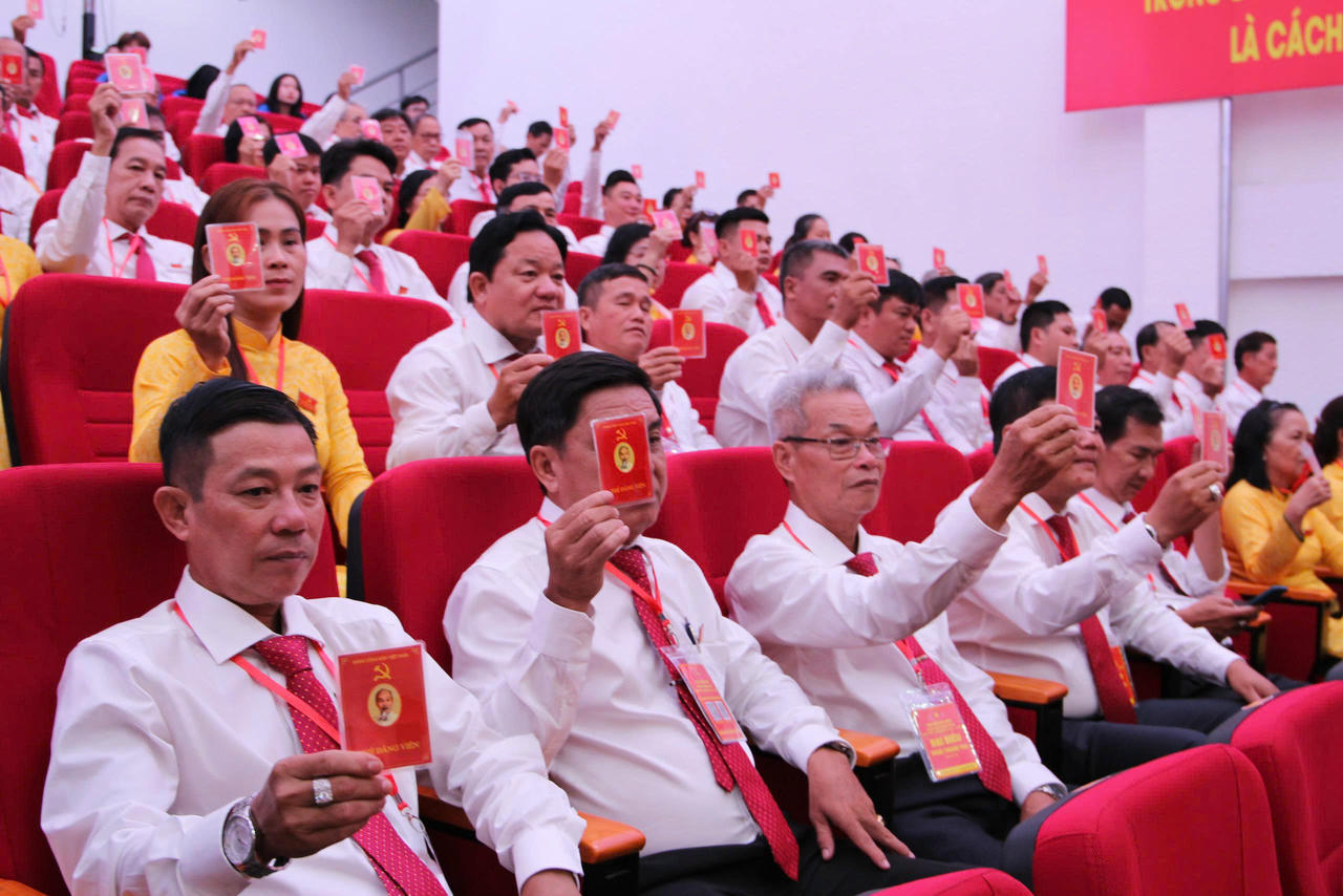 Các đại biểu biểu quyết những vấn đề mà Đại hội Đảng bộ xã Bình Hưng báo cáo tại Đại hội.
