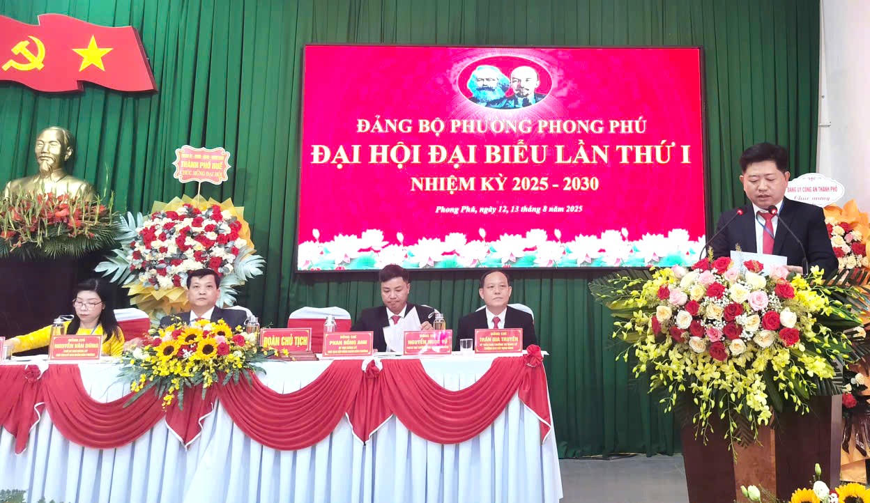 Bí thư Đảng ủy phường Phong Phú Phan Hồng Anh trình bày báo cáo tại Đại hội.