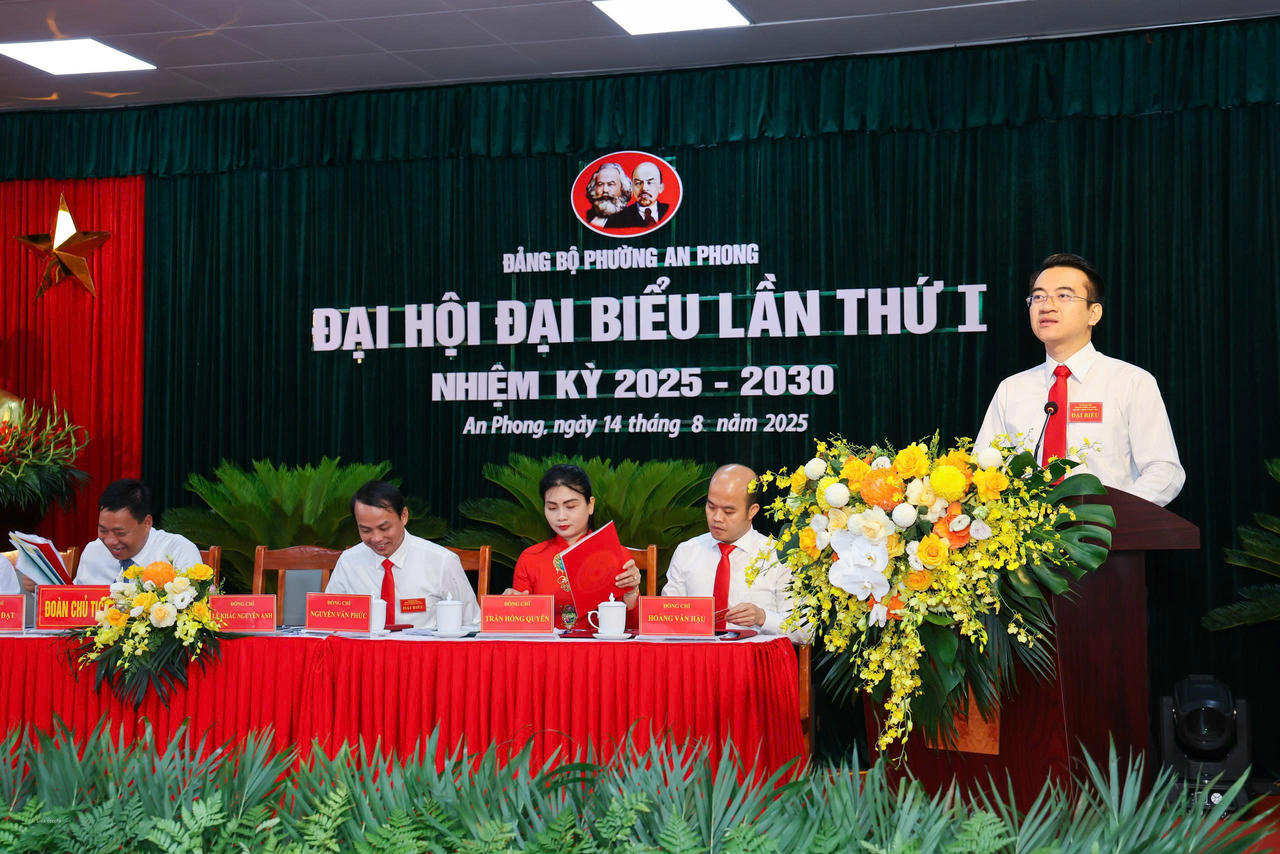 Bí thư Đảng ủy phường An Phong Lê Khắc Nguyên Anh phát biểu tại phiên trù bị.