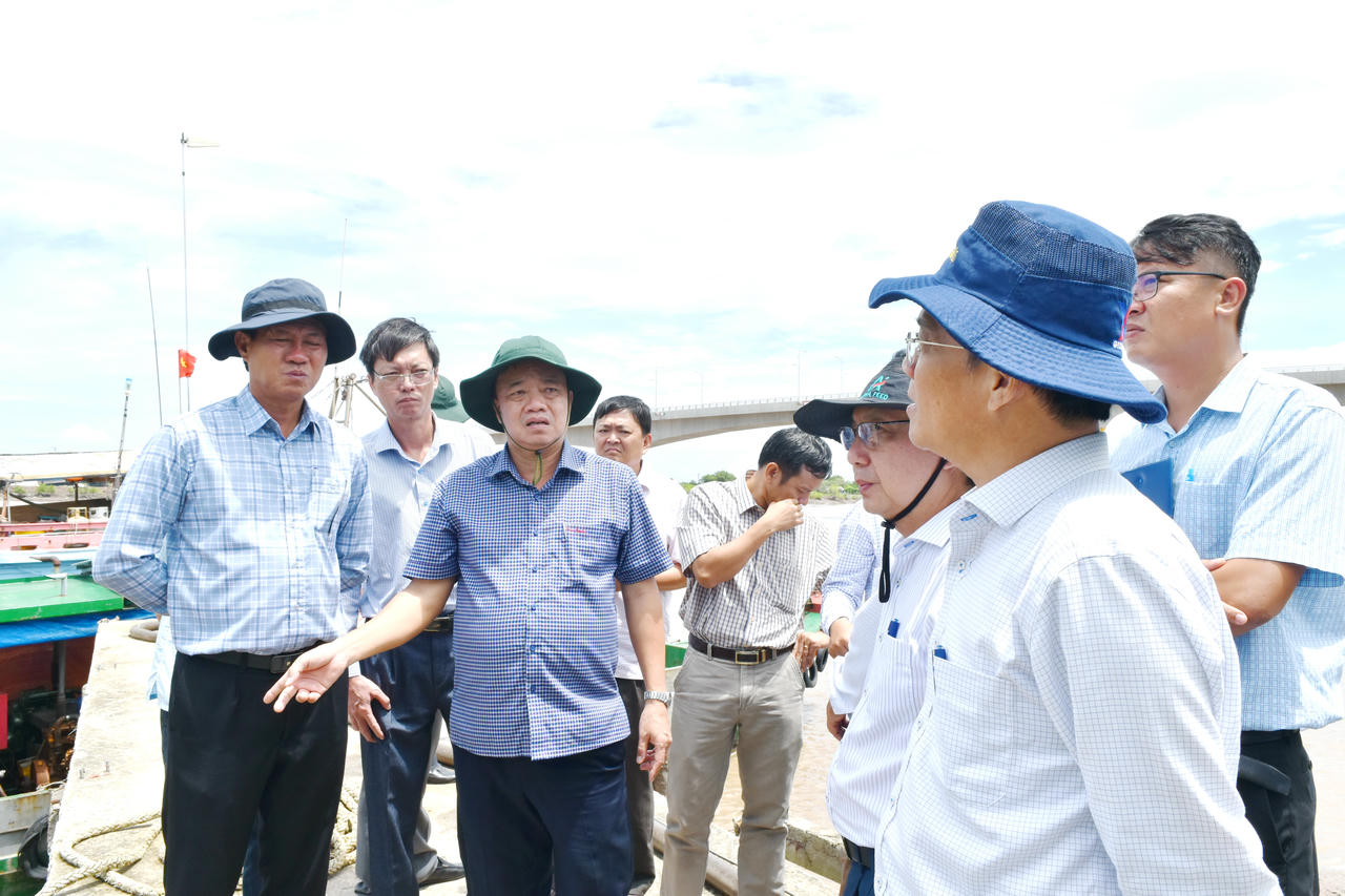 Tổ công tác số 02 kiểm tra Dự án xử lý xói lở và gia cố lòng sông tại xã Gành Hào.