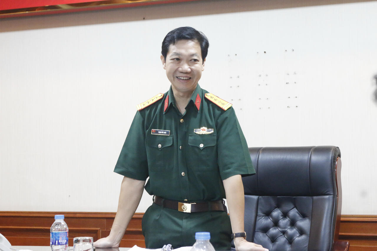 Đại t&aacute; Phạm Đức Ho&agrave;i, Ph&oacute; Cục trưởng Cục Ph&aacute;p chế ph&aacute;t biểu tại buổi l&agrave;m việc.