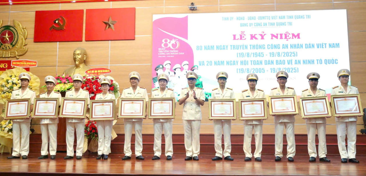Lãnh đạo Công an tỉnh trao bằng khen của Thủ tướng Chính phủ cho các cá nhân.