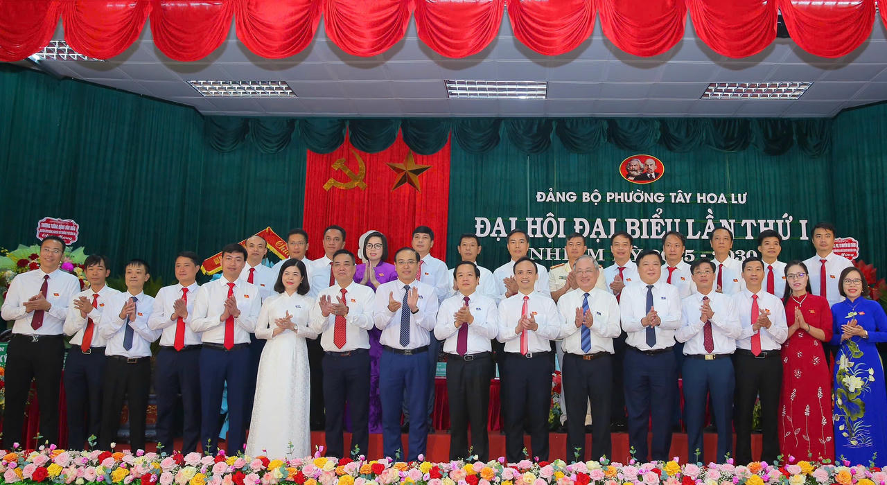 Ban Chấp hành Đảng bộ phường Tây Hoa Lư nhiệm kỳ 2025 - 2030 chụp ảnh cùng các lãnh đạo dự Đại hội.