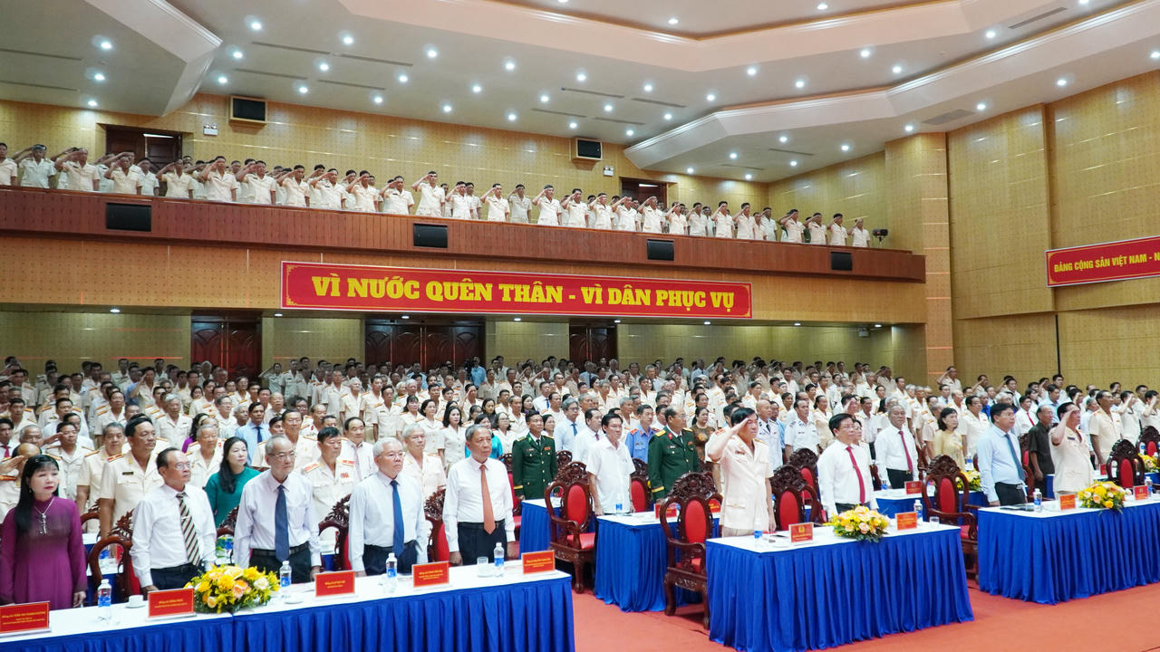 Các đại biểu tham dự buổi lễ.
