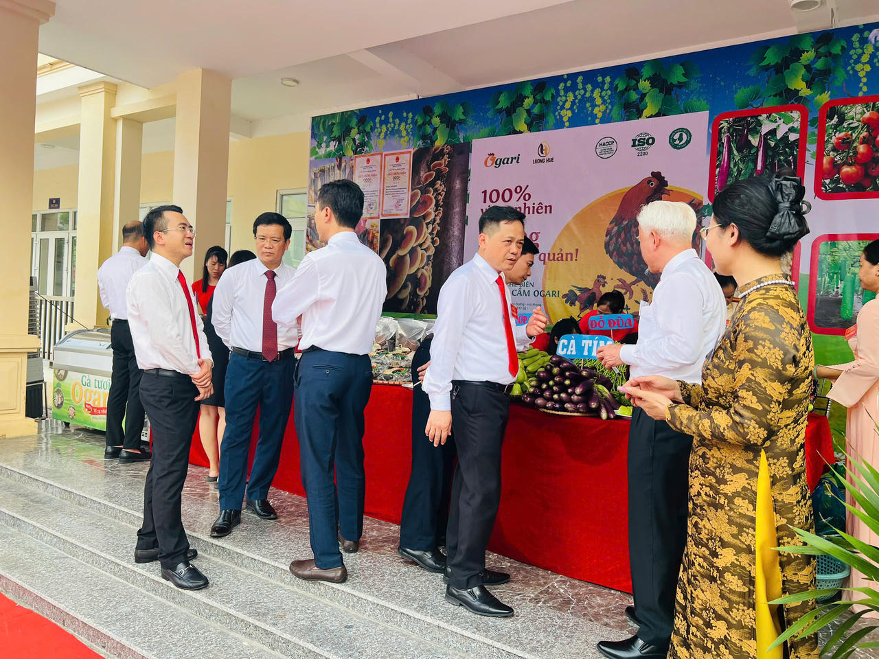 Các đại biểu tham quan gian hàng giới thiệu sản phẩm OCOP.
