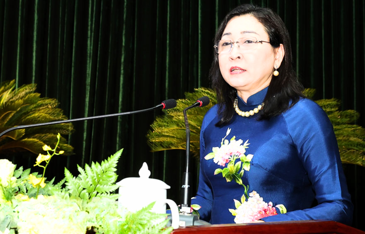 Bà Đinh Thị Lụa - Phó Bí thư Thường trực Tỉnh ủy Ninh Bình phát biểu chỉ đạo tại Đại hội Đảng bộ xã Nho Quan.