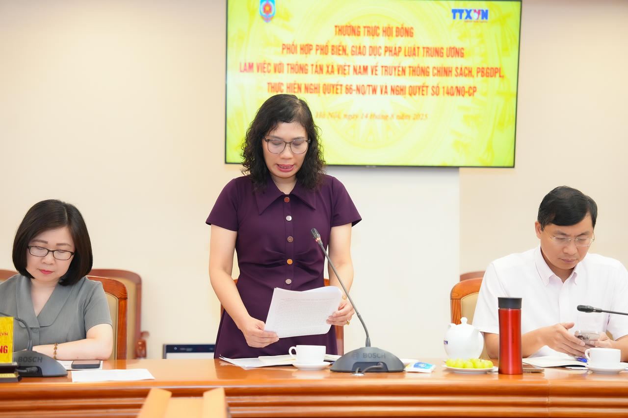 Đại diện TTXVN báo cáo tại buổi làm việc.