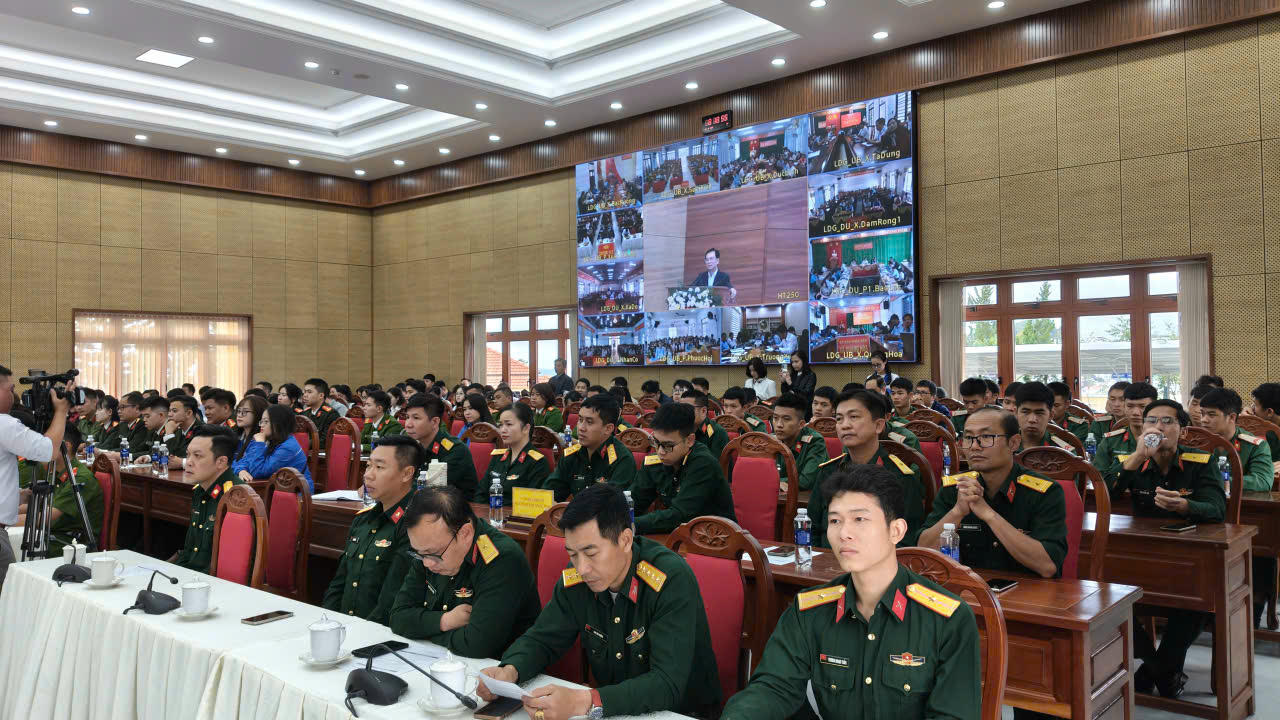 Các đại biểu tham gia lễ phát động.