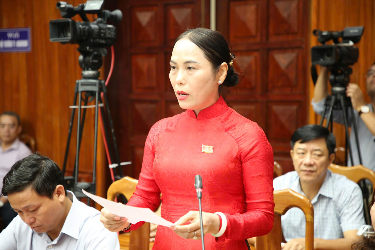 Đại biểu Phan Thị Quyên nêu câu hỏi chất vấn Giám đốc Sở NN&MT Trần Quốc Tuấn tại kỳ họp HĐND tỉnh sáng nay (14/8).