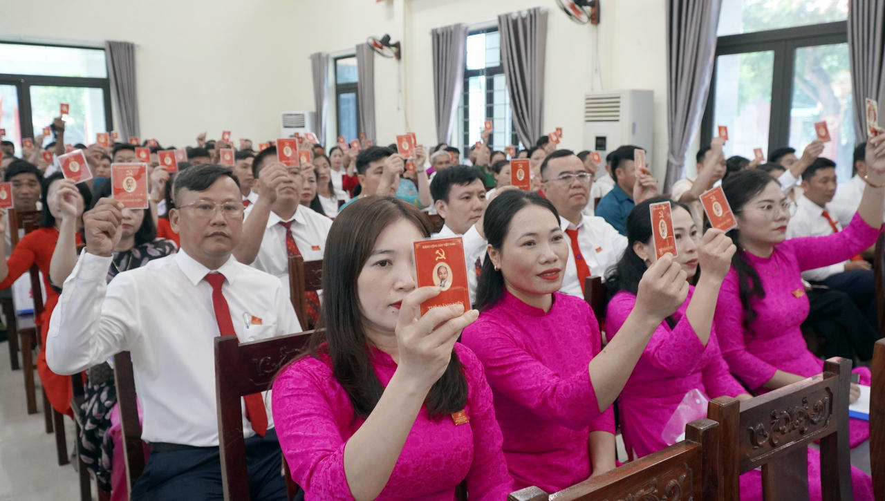 Các đại biểu biểu quyết thông qua dự thảo nghị quyết Đại hội. (Ảnh: Minh Thái)