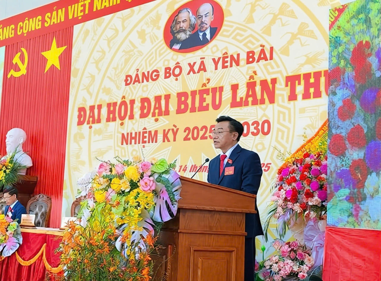 Ông Trần Quang Khuyên – Bí thư Đảng ủy, Chủ tịch HĐND xã Yên Bài phát biểu khai mạc Đại hội.