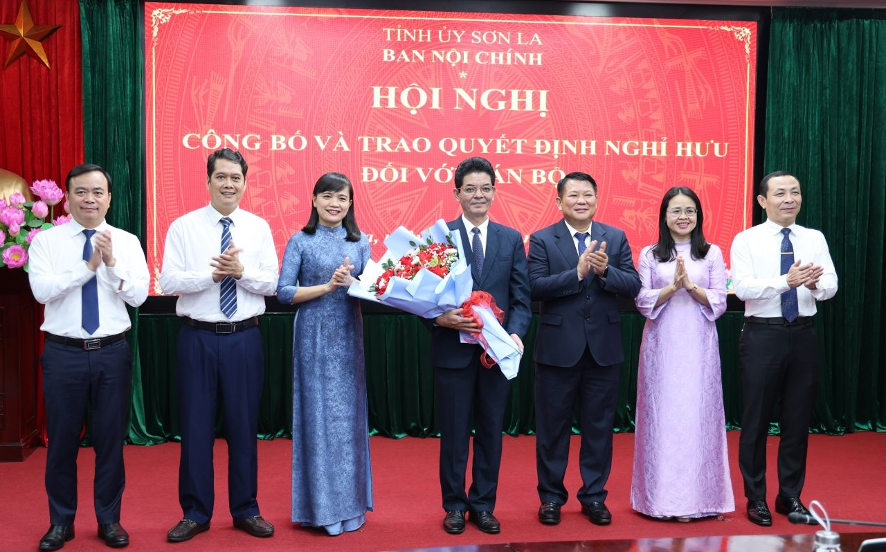 Lãnh đạo tỉnh Sơn La tặng hoa chúc mừng ông Bùi Minh Tân, Trưởng ban Nội chính Tỉnh ủy Sơn La.