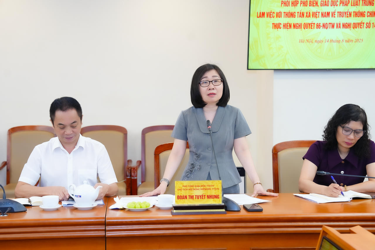 Bà Đoàn Thị Tuyết Nhung, Phó tổng Giám đốc TTXVN, Chủ tịch Hội đồng phối hợp PBGDPL TTXVN phát biểu tại buổi làm việc.