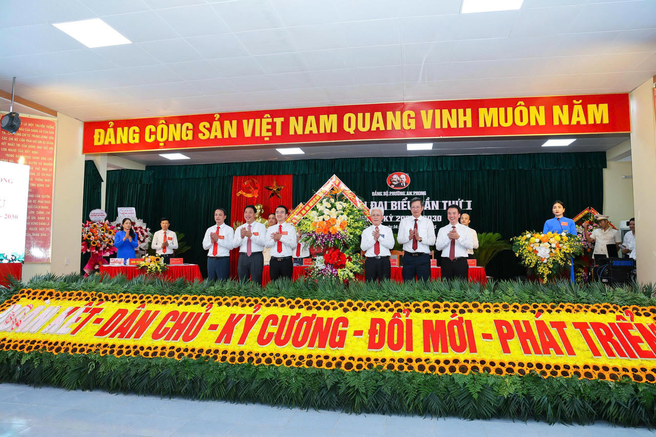 Lãnh đạo TP Hải Phòng tặng hoa chúc mừng Đại hội.