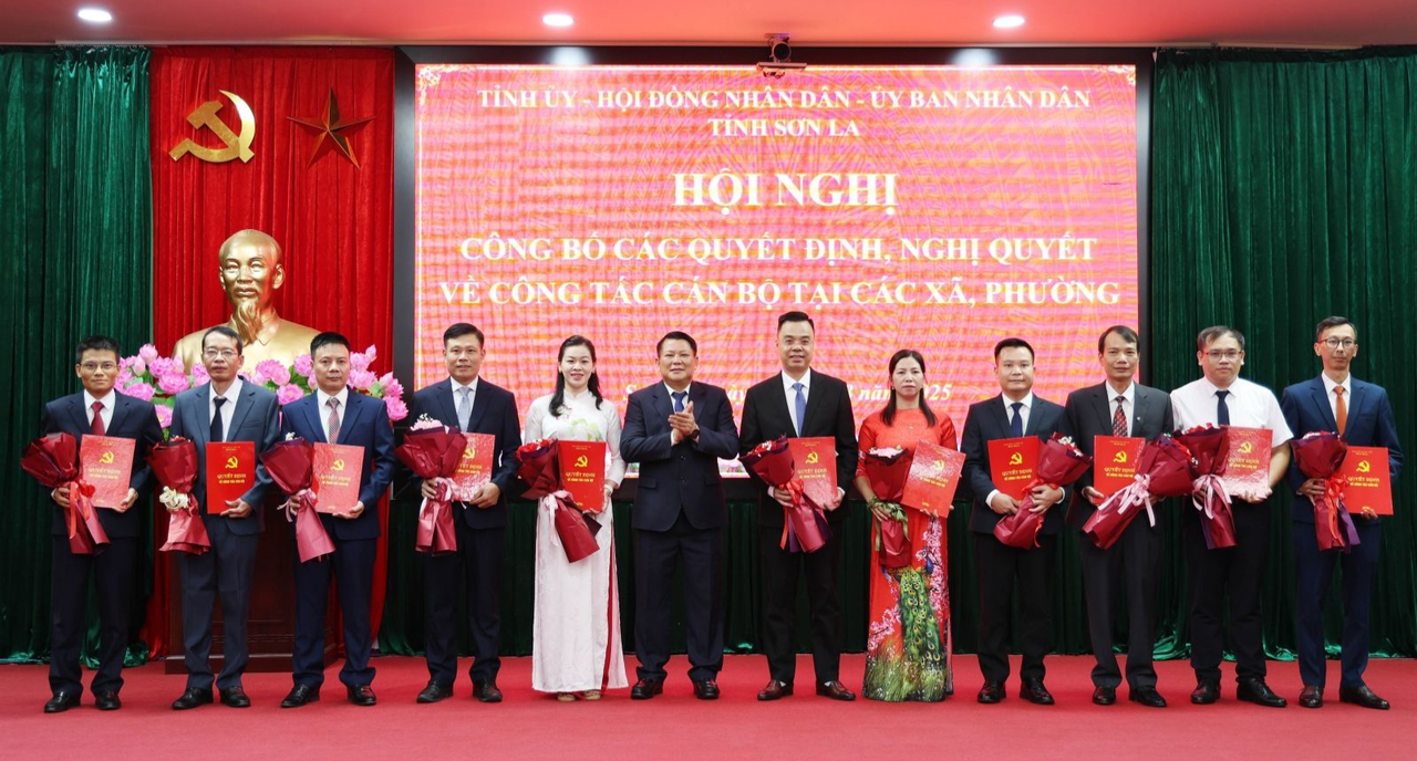 Lãnh đạo tỉnh Sơn La trao quyết định chỉ định chức danh cho các Phó Bí thư Đảng ủy cấp xã.