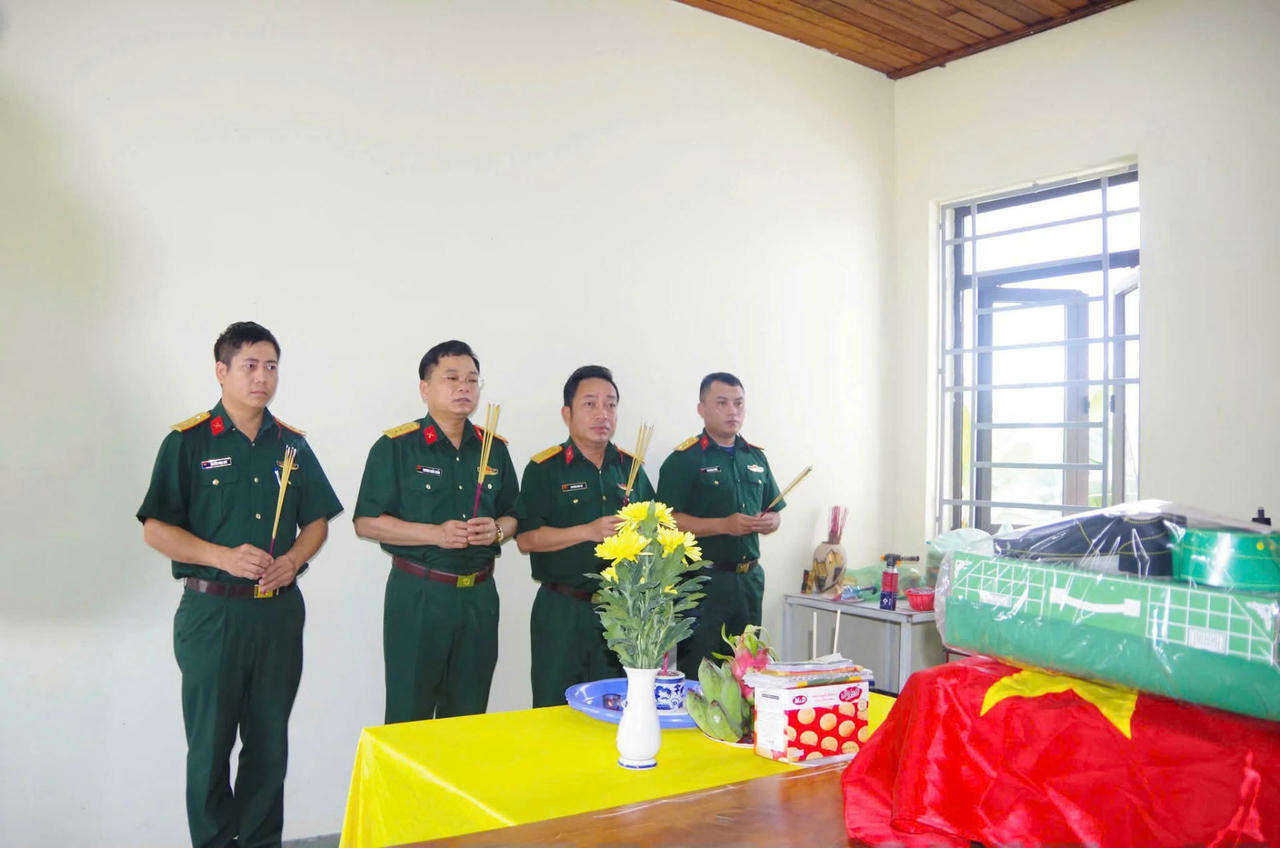 Thắp hương tưởng niệm hài cốt liệt sĩ vừa được tìm thấy.