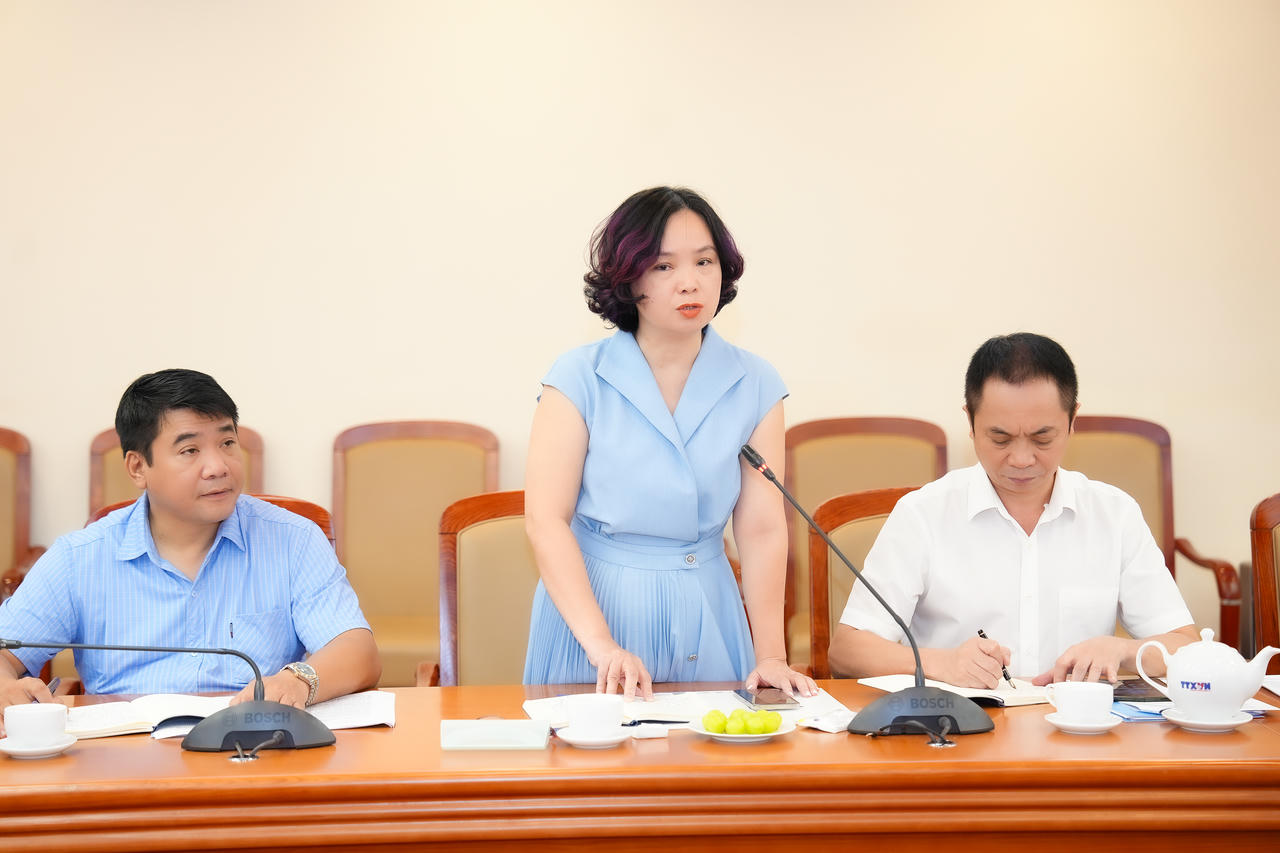 Bà Phạm Thị Phương Thảo, Giám đốc Trung tâm Thông tin tư liệu và Đồ hoạ, TTXVN phát biểu tại buổi làm việc.