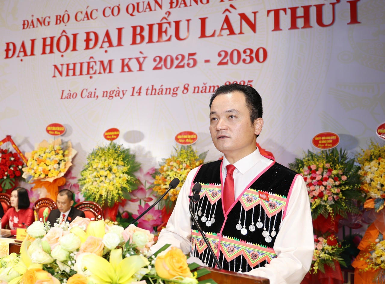 Ông Giàng Quốc Hưng, Ủy viên Ban Thường vụ, Trưởng Ban Nội chính Tỉnh ủy, Phó Bí thư Thường trực Đảng ủy tỉnh Lào Cai trình bày báo cáo chính trị tại Đại hội.