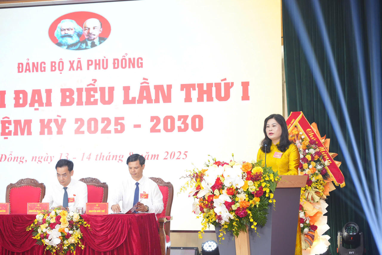 Bí Thư Đảng ủy xã Phù Đổng đọc diễn văn khai mạc và báo cáo chính trị tại Đại hội