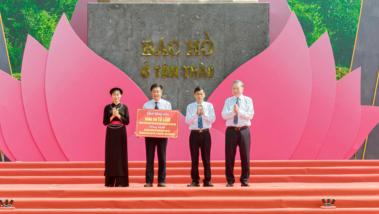 Tổng Bí thư tặng quà cho thầy và trò trường Nội trú liên cấp xã Thanh Thủy. Ảnh: Nguyên Đức.