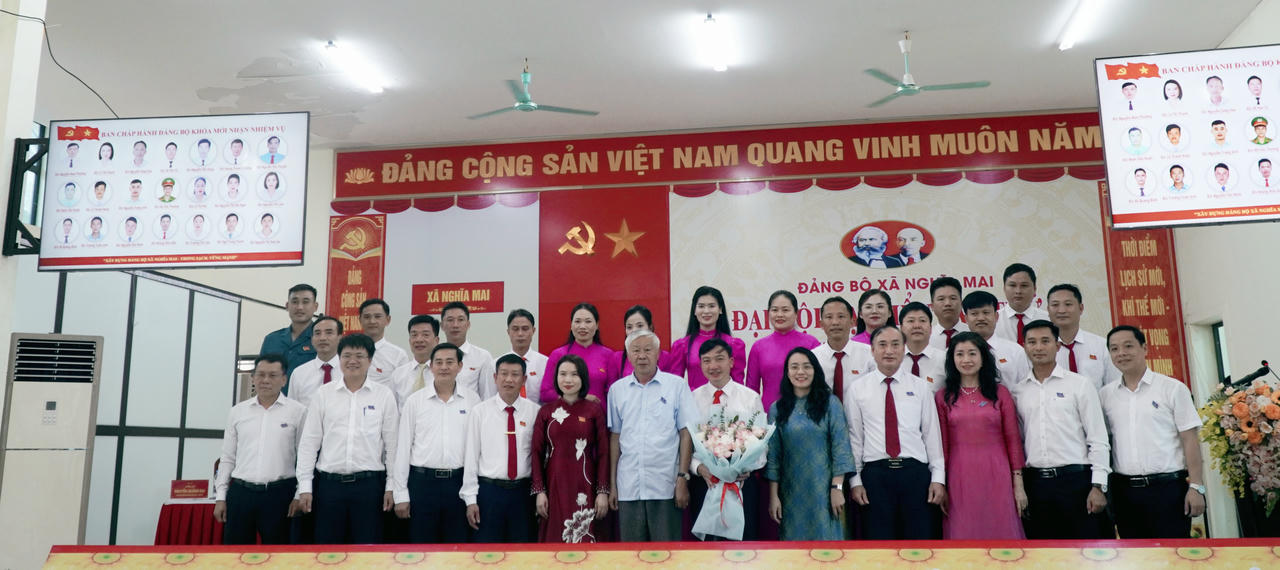 Đại diện lãnh đạo tỉnh, nguyên lãnh đạo huyện Nghĩa Đàn (cũ), các đồng chí lãnh đạo các xã chụp ảnh lưu niệm cùng Ban Chấp hành Đảng bộ xã Nghĩa Mai. (Ảnh: Minh Thái)