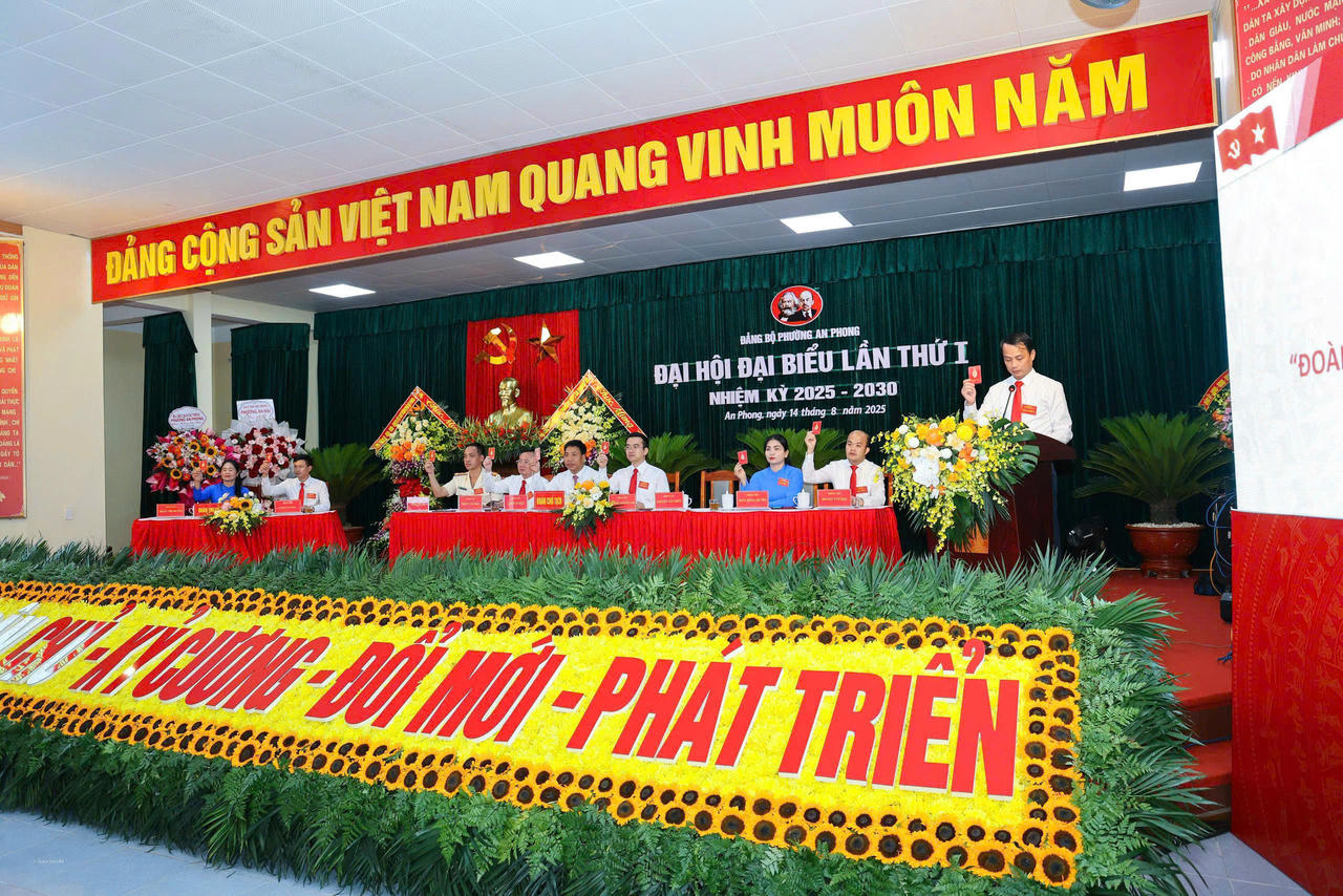 Các đại biểu thông qua Nghị quyết Đại hội.
