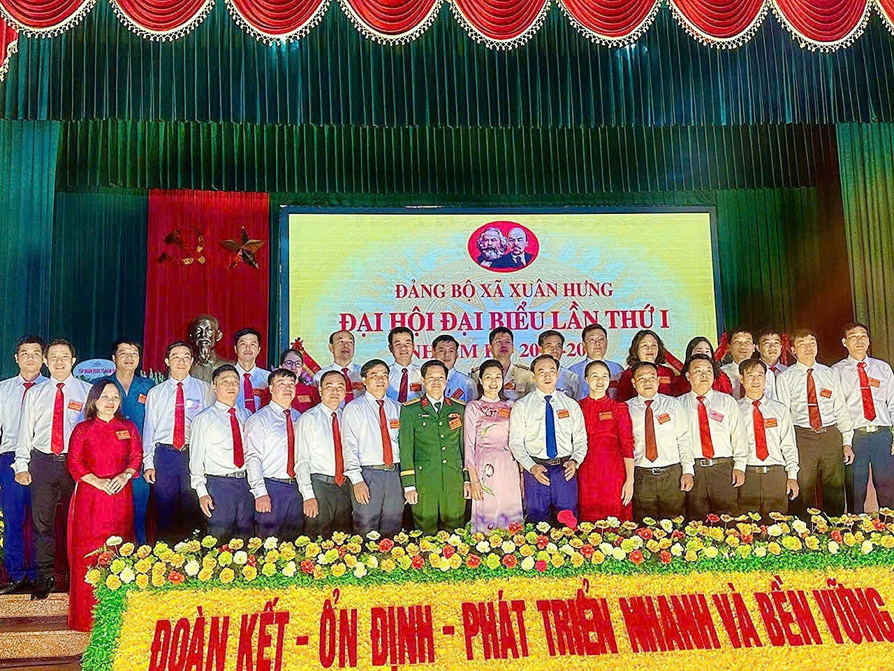 Đại tá Trịnh Hồng Phong, Ủy viên Ban Thường vụ Tỉnh ủy, Chỉ huy trưởng Bộ CHQS tỉnh Ninh Bình chúc mừng Đại Hội.