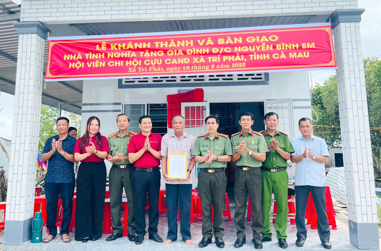 Đại tá Lê Tấn Vinh - Phó Bí thư Đảng ủy, Phó Giám đốc Công an tỉnh Cà Mau (bên phải), trao quyết định bàn giao nhà cho ông Nguyễn Bình Em (hội viên Hội Cựu CAND xã Trí Phải).