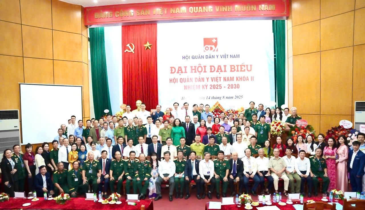 Các đại biểu tham dự Đại hội chụp ảnh lưu niệm.