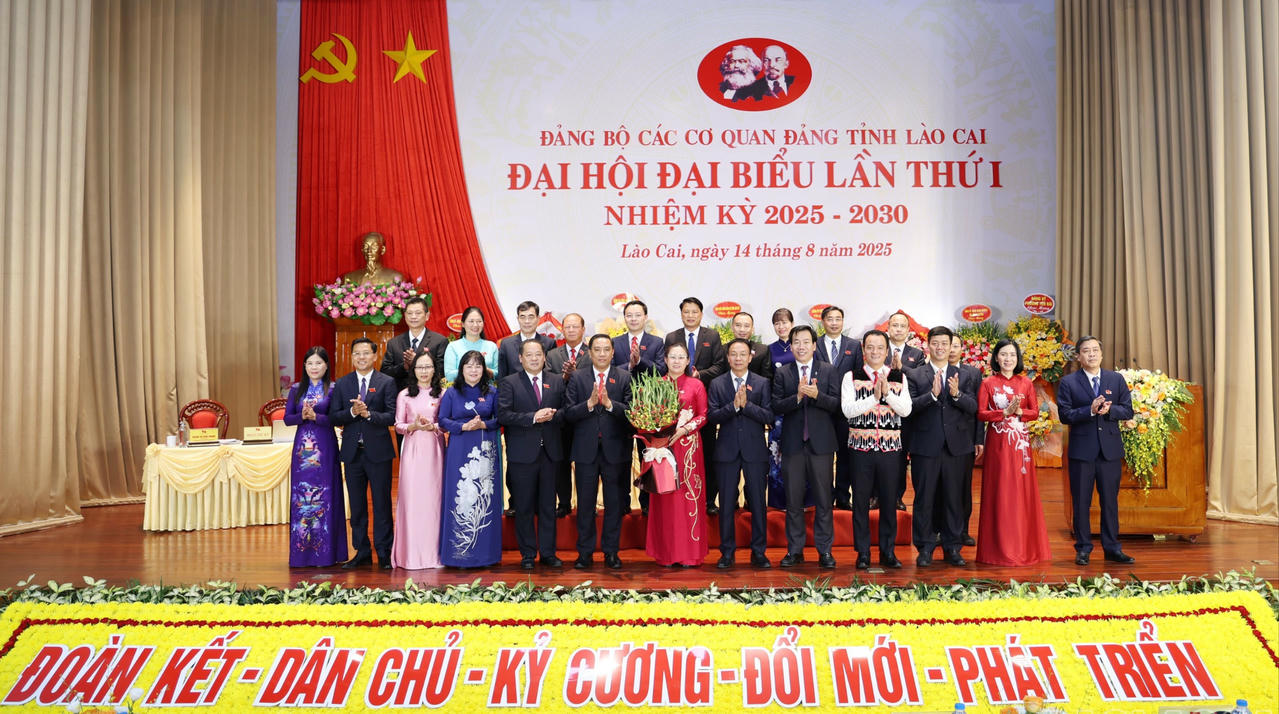 Đoàn đại biểu của Đảng bộ Các cơ quan Đảng tỉnh dự Đại hội Đảng bộ tỉnh Lào Cai, nhiệm kỳ 2025 - 2030 ra mắt Đại hội.