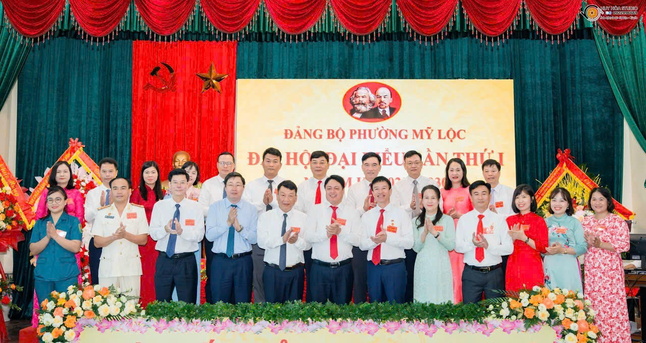 Đồng chí Trần Minh Thắng - Ủy viên Ban Thường vụ Tỉnh uỷ, Bí thư phường Nam Định chúc mừng Đại hội.