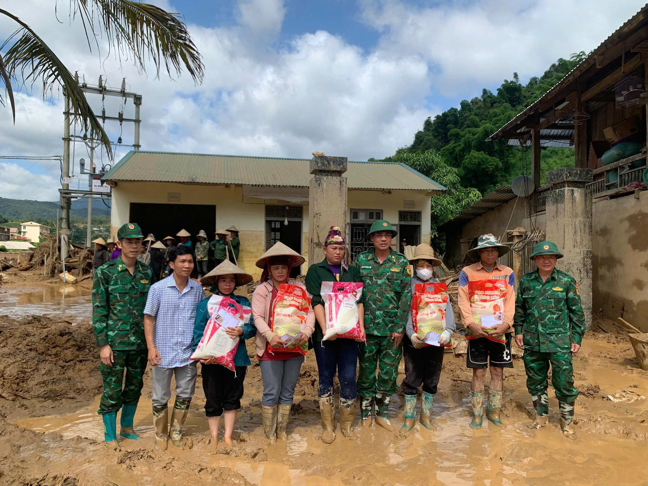 Từng phần quà gửi đến người dân nơi đây chính là thể hiện rõ nét nhất cho tinh thần đoàn kết, tương thân tương ái của dân tộc ta.